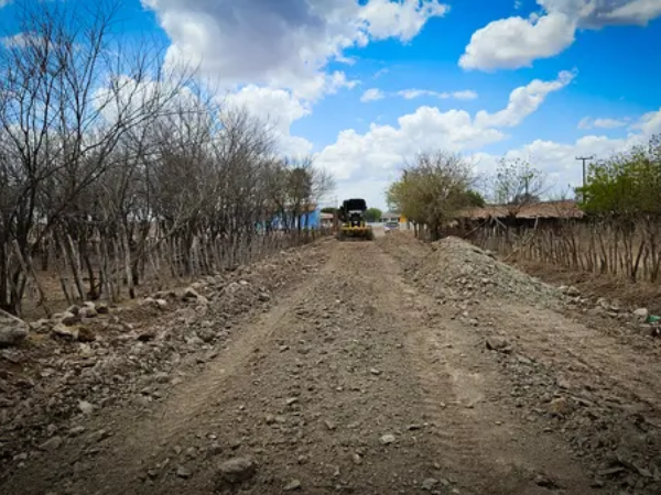 SEINFRA realiza Piçarramento entre Ubaúna e Aroeiras